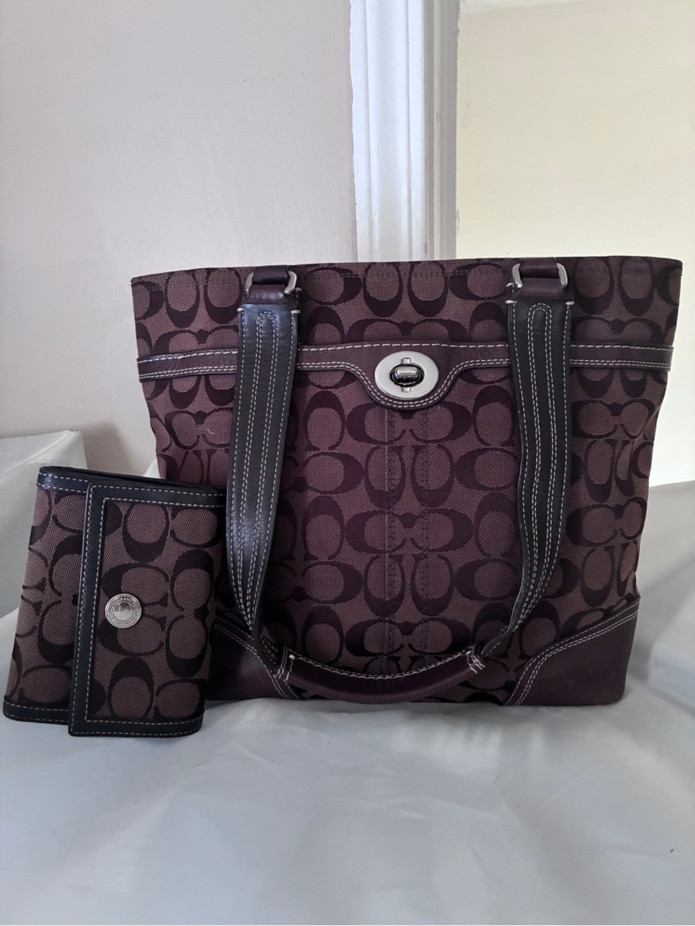Vintage Coach Hampton Hamdbag and matching TriFold Wallet